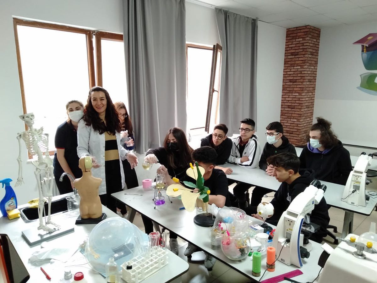 Bilim enlikleri iin hazrlklarmz Laboratuvarda devam ediyor.